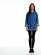 Reyna | Sobrecamisa denim con bajo desflecado y botones metálicos