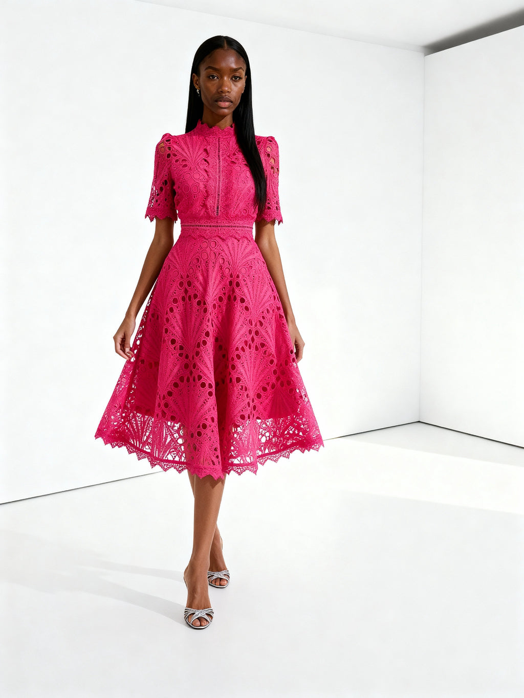 Elora | Vestido midi de encaje con cuello alto y mangas caladas