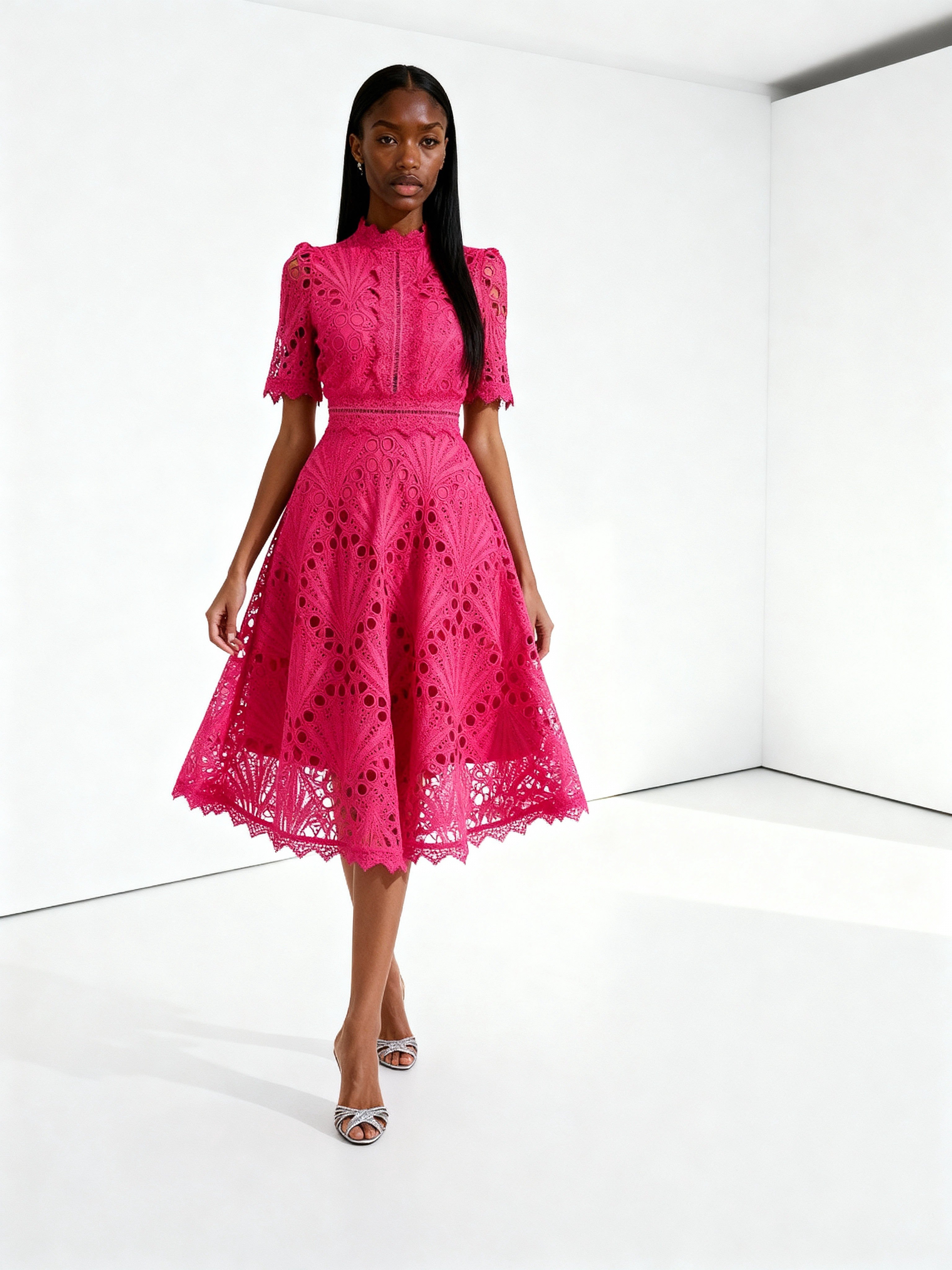 Elora | Vestido midi de encaje con cuello alto y mangas caladas