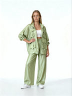 Ava | Conjunto satinado con chaqueta y pantalón fluido