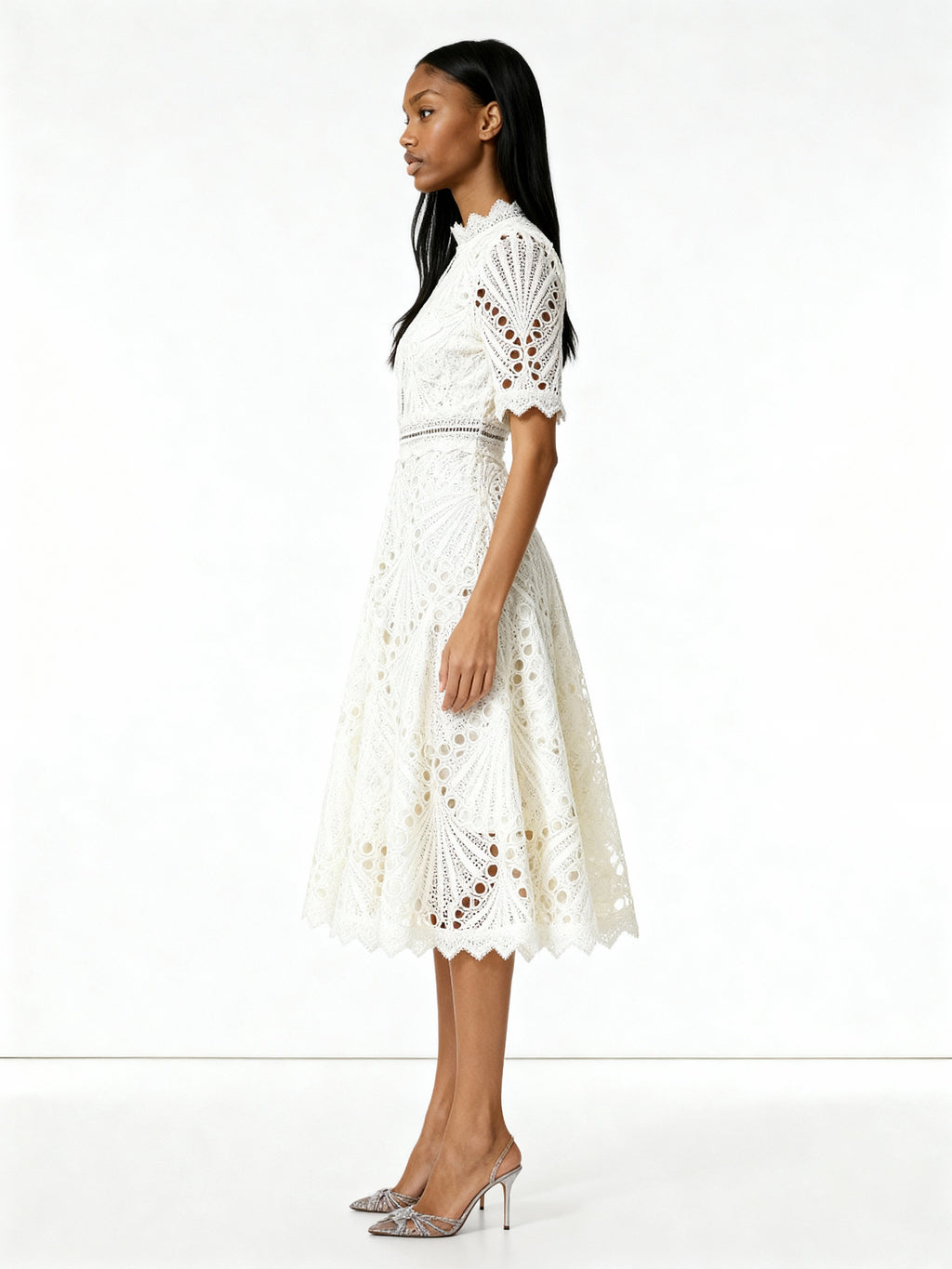 Elora | Vestido midi de encaje con cuello alto y mangas caladas