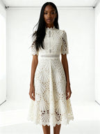 Elora | Vestido midi de encaje con cuello alto y mangas caladas