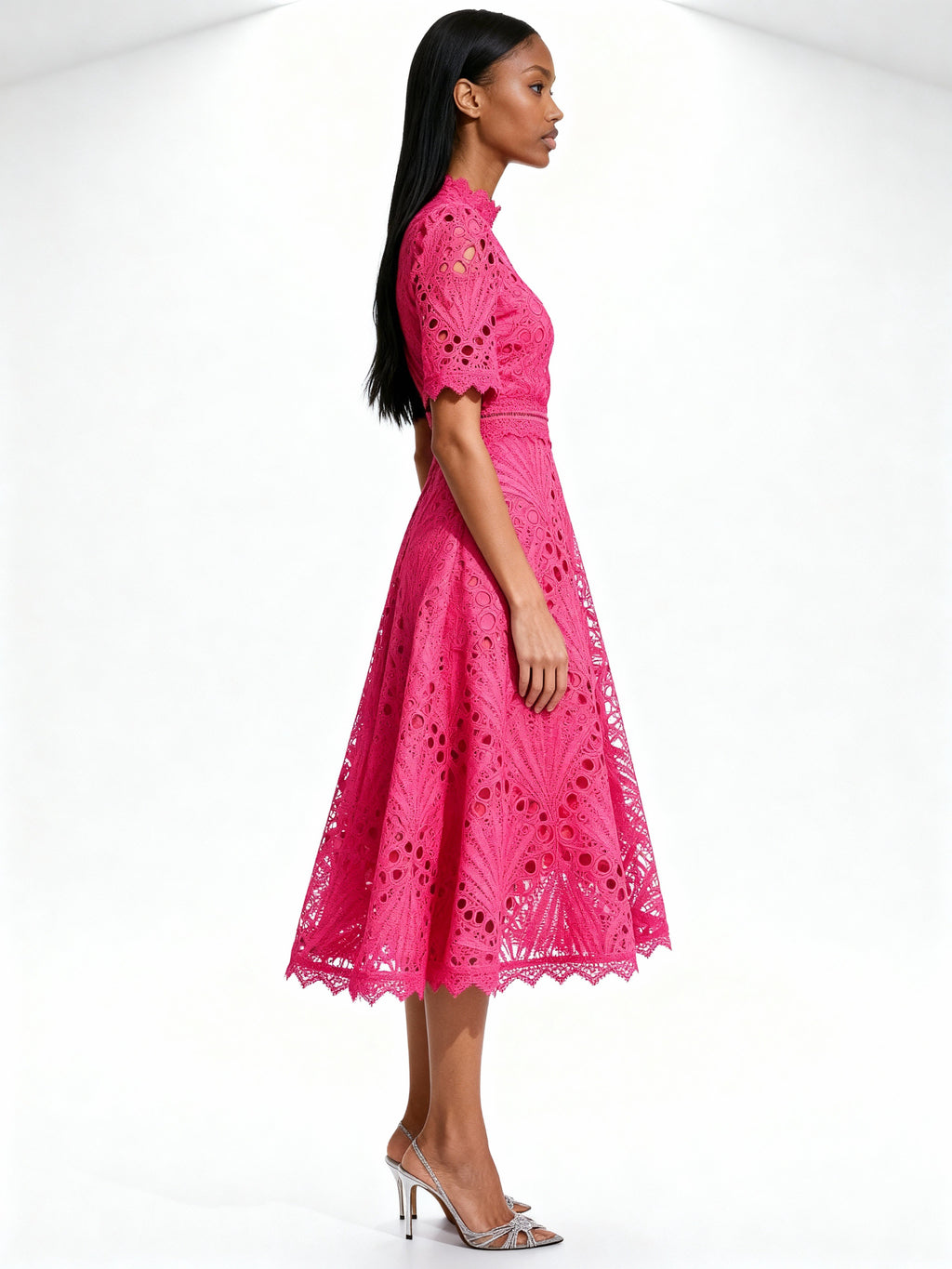 Elora | Vestido midi de encaje con cuello alto y mangas caladas