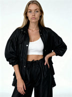 Ava | Conjunto satinado con chaqueta y pantalón fluido