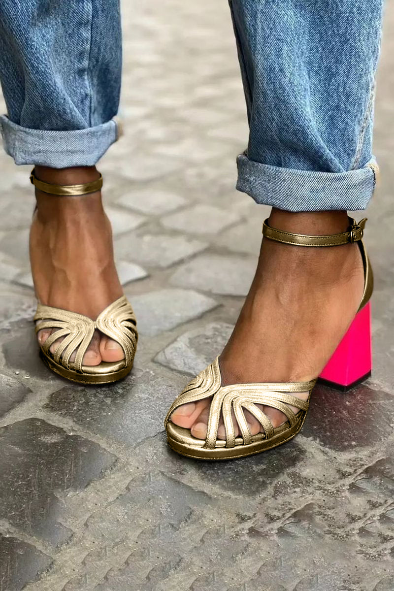 Sandalias Dalia Glow | Tacón bloque fucsia y acabado dorado