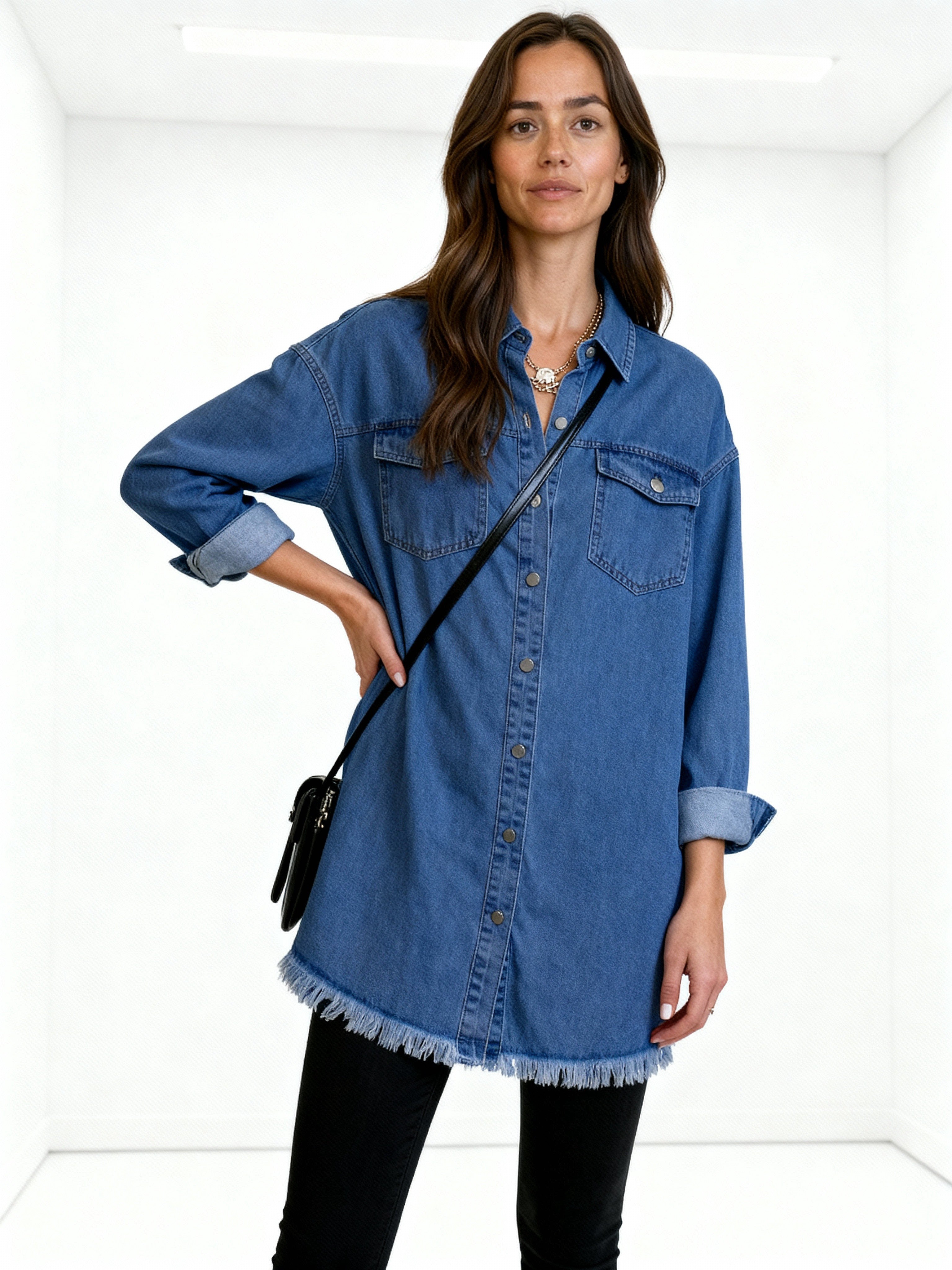 Reyna | Sobrecamisa denim con bajo desflecado y botones metálicos