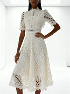 Elora | Vestido midi de encaje con cuello alto y mangas caladas