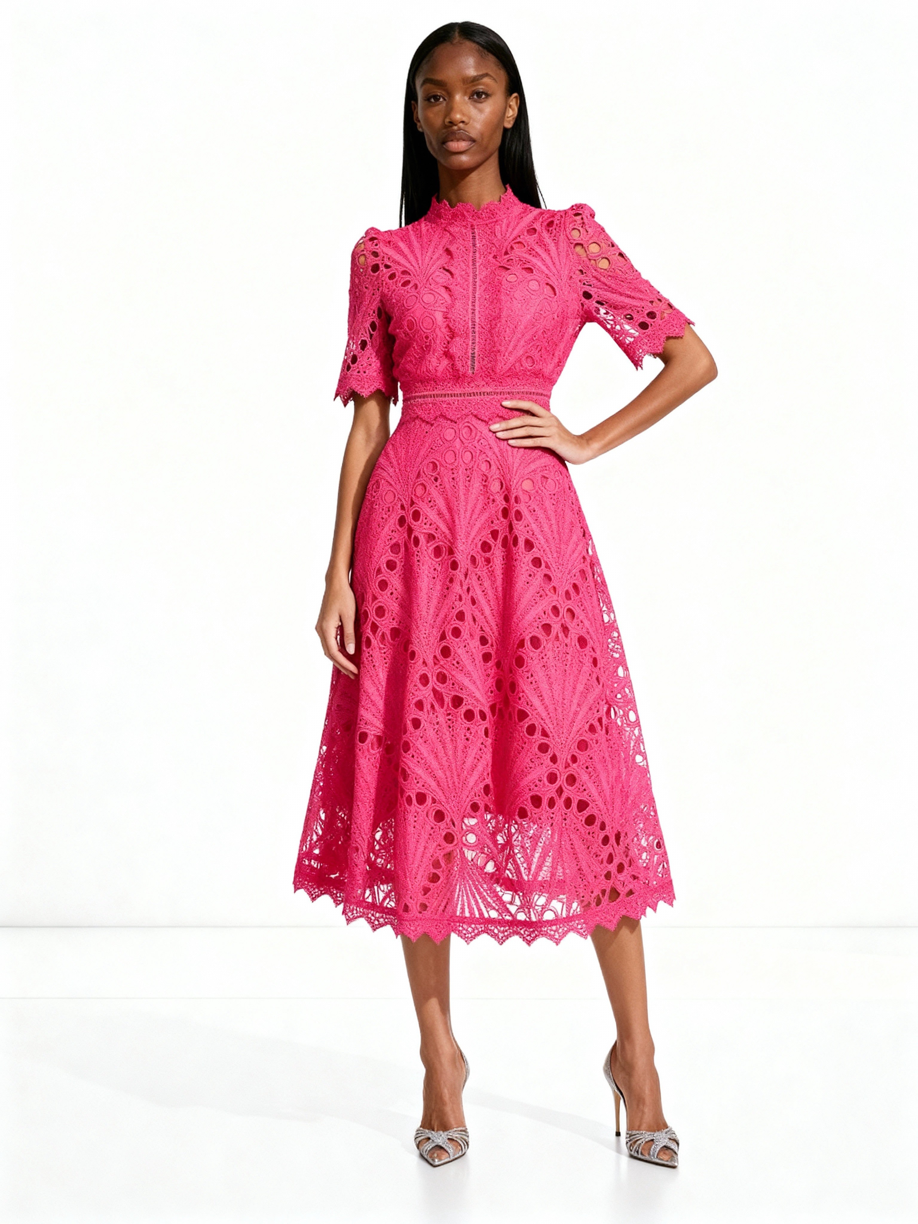 Elora | Vestido midi de encaje con cuello alto y mangas caladas